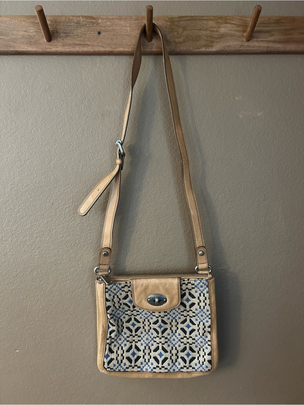 Fossil Vintage Marlow Tan Crossbody Bag w Aztec Geo Patterned Front Blue Black